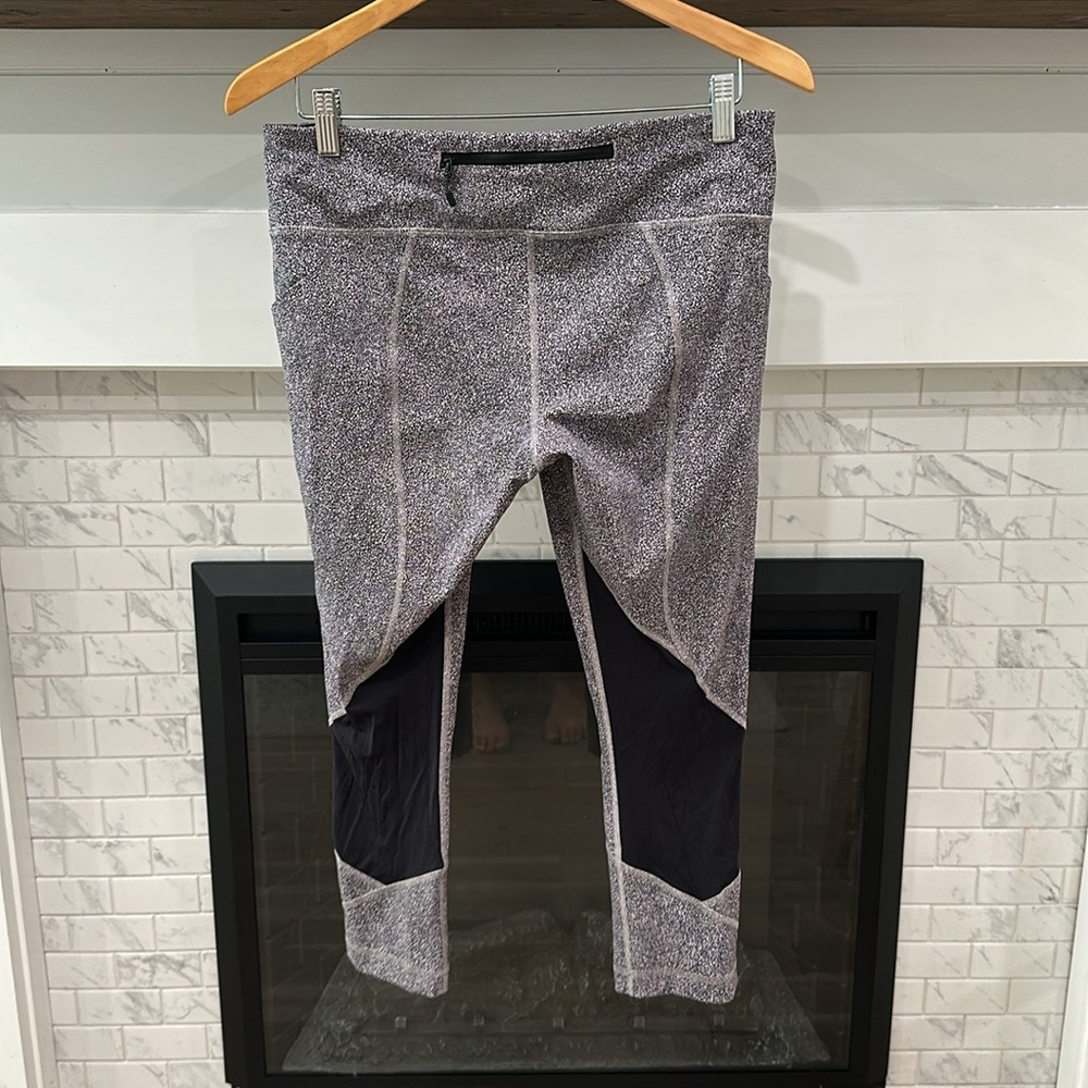 Lululemon pace rival crop Black and White Patterned Bag 2 for $20 - Picture 7 of 8